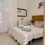 Pambnb - Cozy Beachfront With Pool Apartmán